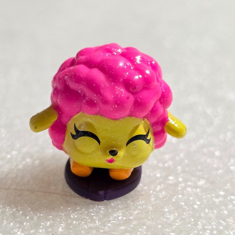 Hatchimals CollEGGtibles Season 5 Sunshine Lamblet Rubber Figure Mermal Magic 1"